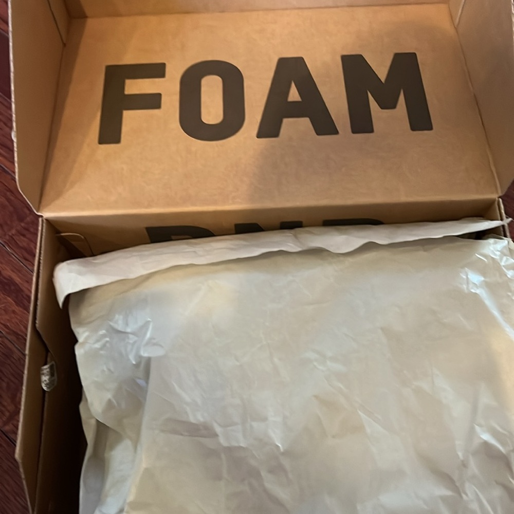 Yeezy Foam RNR - Picture 8 of 8